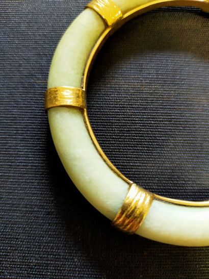 Bracelet en jade à monture en or

Poids brut:...