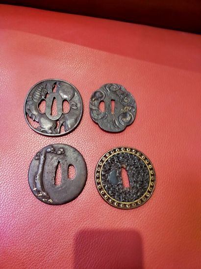 Quatre tsubas en métal
