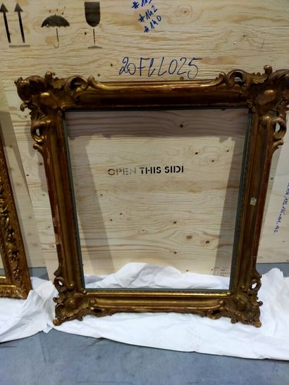 Deux cadres en bois doré sculpté (éclats,...