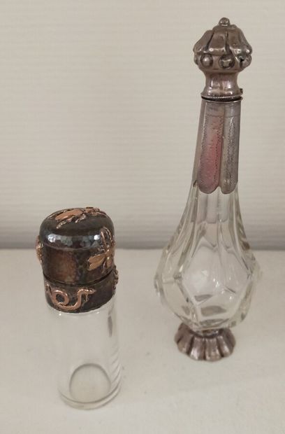 Deux flacons à sel en cristal monture en...