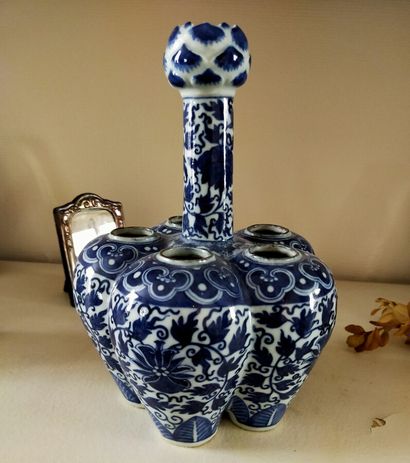 Vase en porcelaine de chine bleu et blanc,...