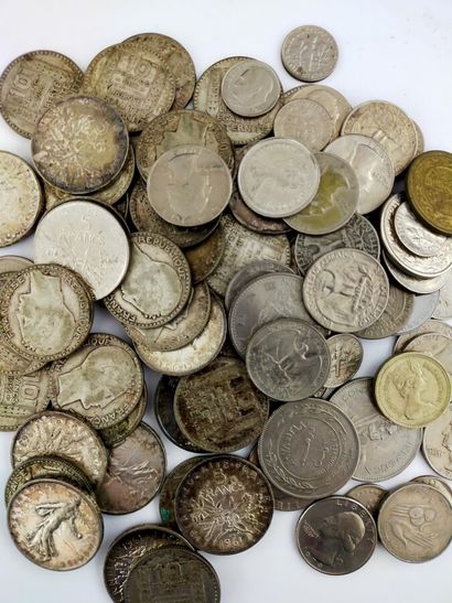 Six cadres avec des billets

On y joint un...