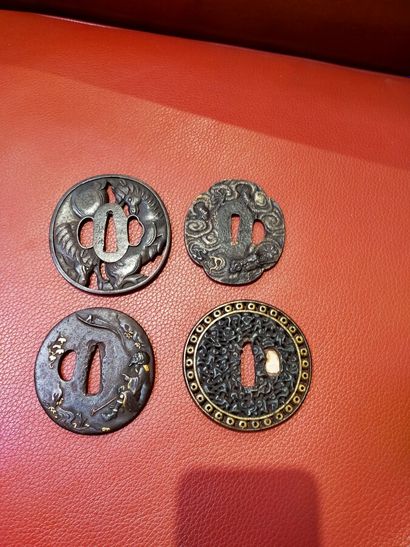 Quatre tsubas en métal