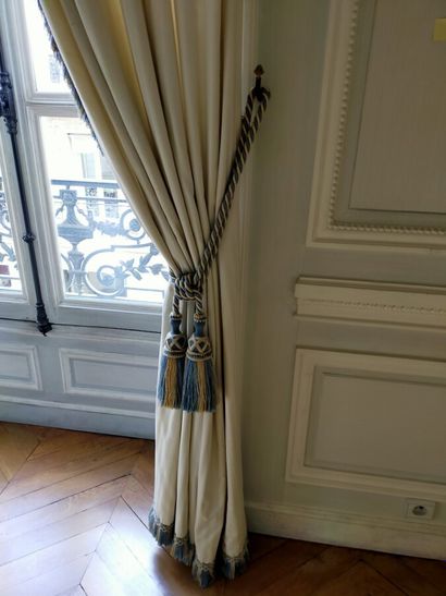 Trois paires de rideaux crème passementerie...