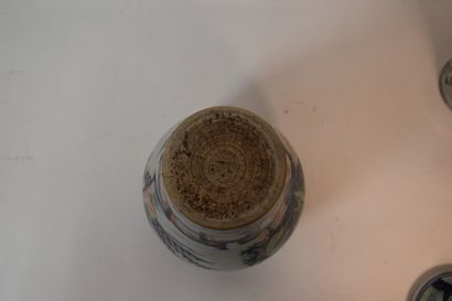 CHINE moderne

Paire de vases couverts en...