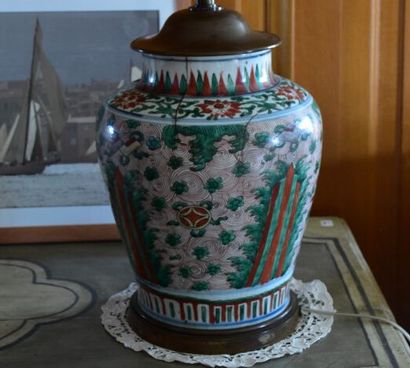 CHINE

Potiche en porcelaine de la famille...