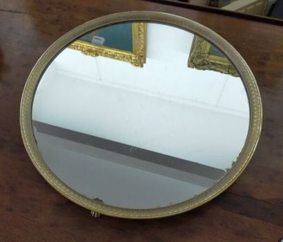 Surtout de table rond en métal argenté dessus...
