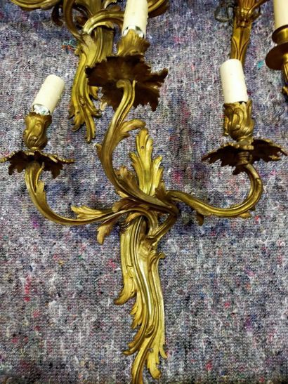 Paire d'appliques en bronze doré

Style Louis...