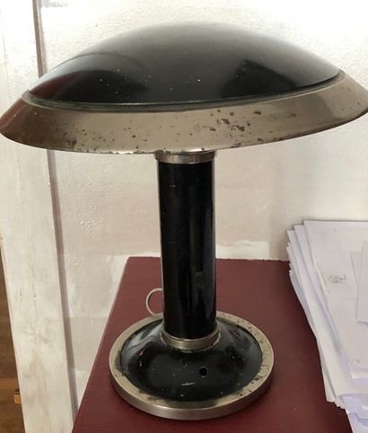 Lampe de bureau en métal laqué noir

Vers...