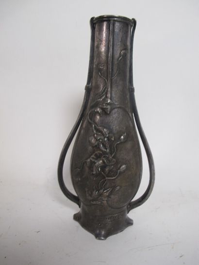 Vase en métal argenté de style art nouveau...