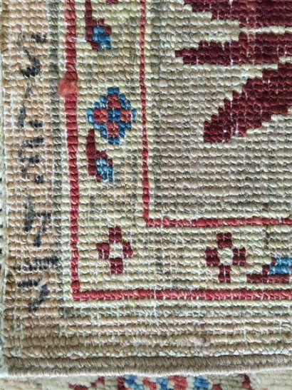Tapis Tebriz, vers 1940

Haut. : 216 cm ;...