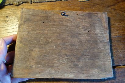 Petit panneau en résineux sculpté en bas-relief,...