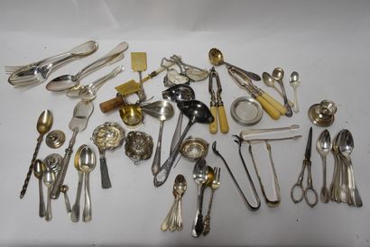 Lot de couverts dépareillés en métal arg...