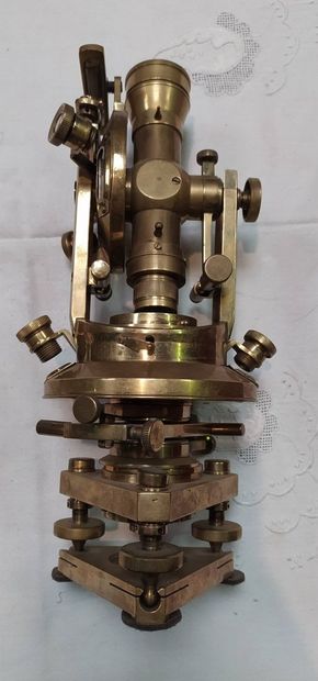 Instrument en laiton signé STANLEY London

Travail...