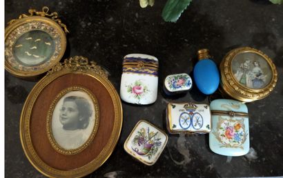 Ensemble d'objets de vitrine : 

-cinq boites...