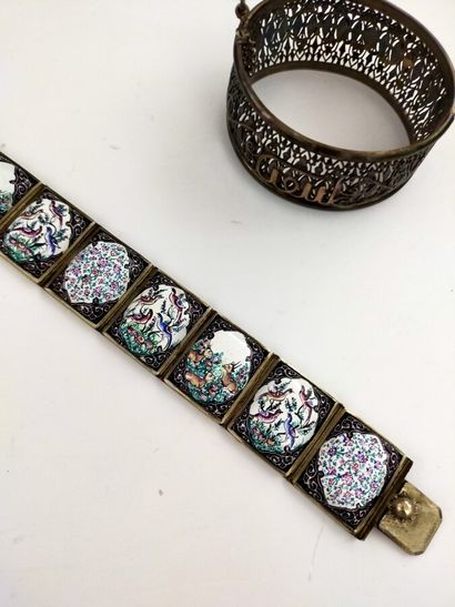 Bracelet en métal orné de 8 plaques émaillées...