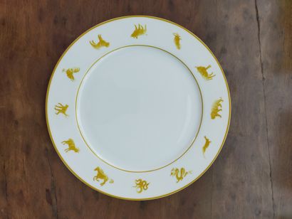 Quatre assiettes en porclaine à décor de...