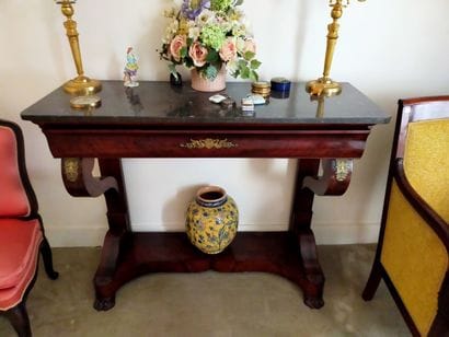 Console en acajou et placage d'acajou, ornementation...