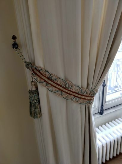 Deux paires de rideaux crème passementerie...