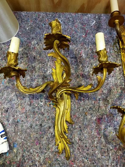 Paire d'appliques en bronze doré

Style Louis...