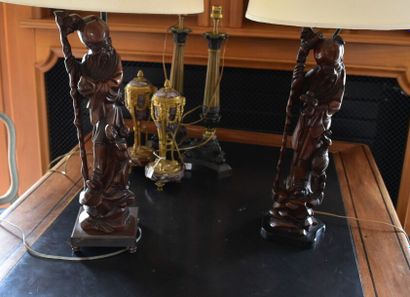 CHINE

Paire de pieds de lampe en bois sculpté...