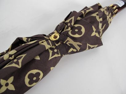 Louis VUITTON 

Parapluie homme en toile...