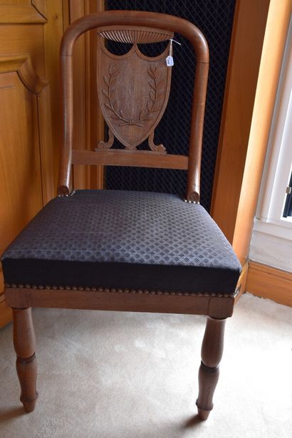 Chaise en bois naturel, dossier en écusson,...