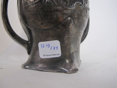 Vase en métal argenté de style art nouveau...