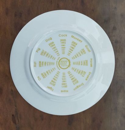 Quatre assiettes en porclaine à décor de...