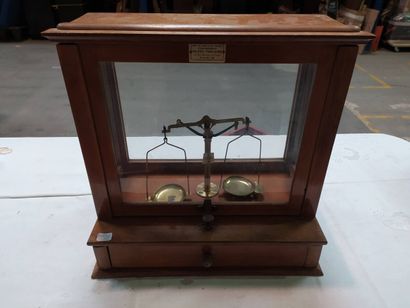 Trois balances dont une sous vitrine

H....