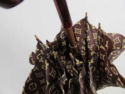 Louis VUITTON 

Parapluie homme en toile...