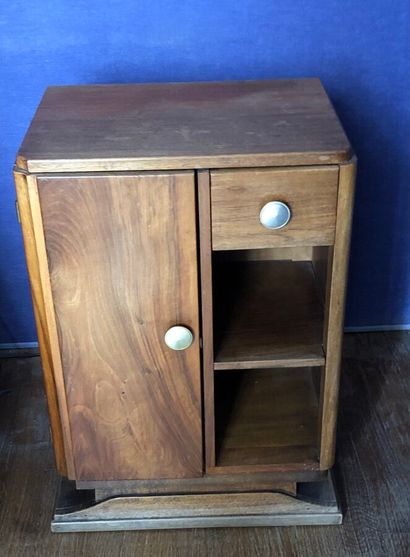 Paire de chevets en bois de placage ouvrant...