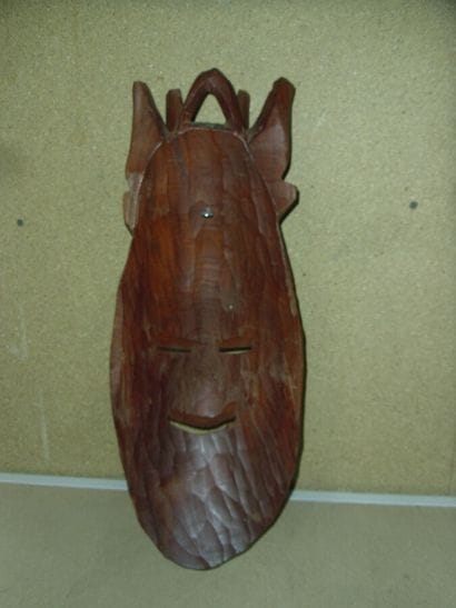 Un masque en bois sculpté