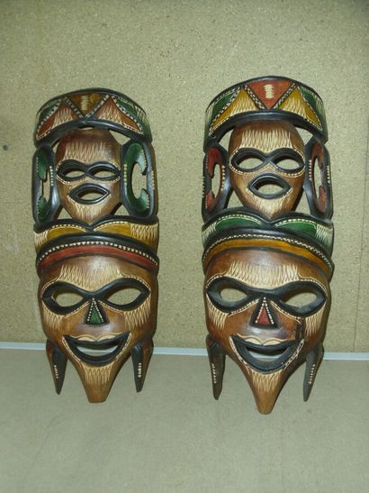 Un lot de 2 masques en bois avec polychr...