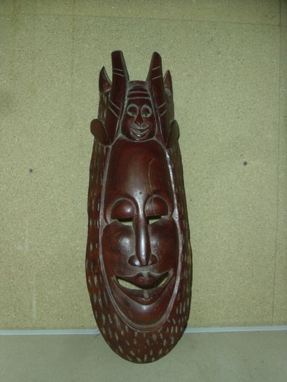 Un masque en bois sculpté