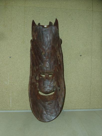 Un masque en bois sculpté