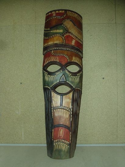Un masque en bois avec polychromie