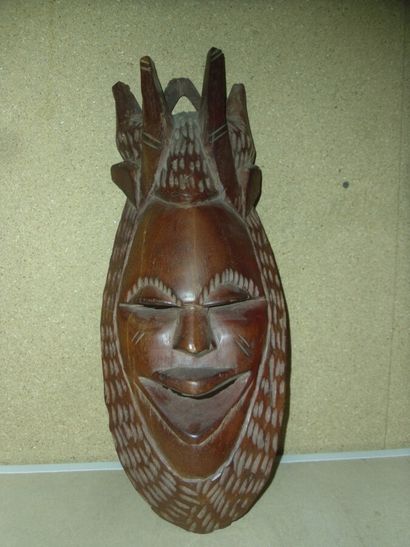 Un masque en bois sculpté