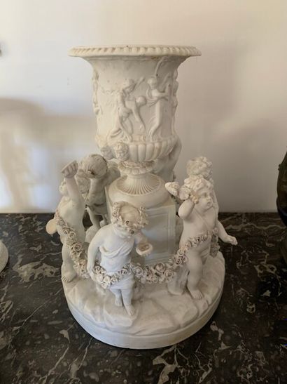 The round of the putti in biscuit, surmounted...