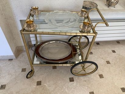 Rolling side table, in brass and glass 

Height:...