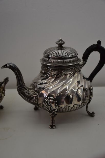 LAPAR

Silver tea service with twisted ribs...