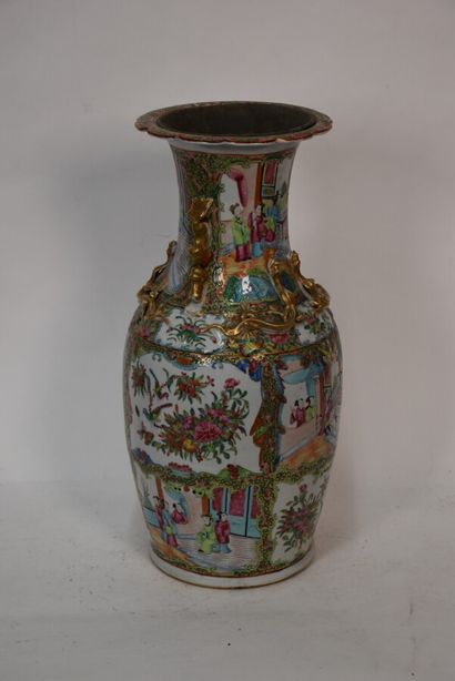 CHINA

Pair of vases with polychrome decoration...