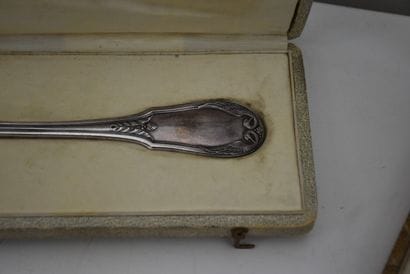 Silver pie server with swans decoration

weight...