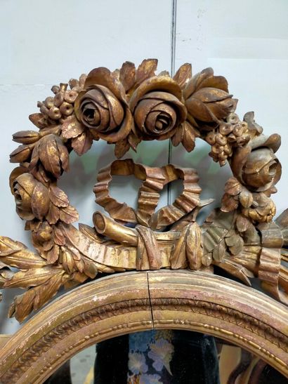 Oval mirror, carved and gilded wood

Height...