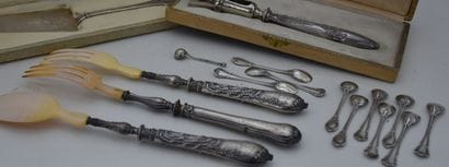 Set of cutlery : 

10 salt spoons Louis XV...
