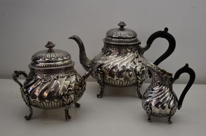 LAPAR

Silver tea service with twisted ribs...