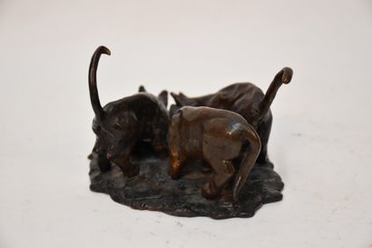 Three cats drinking

bronze with brown patina

8...