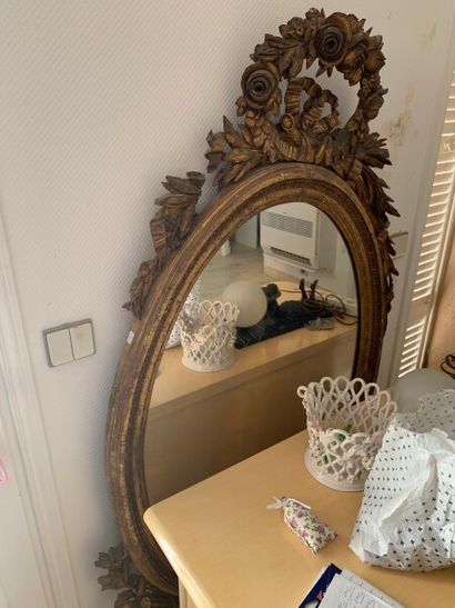 Oval mirror, carved and gilded wood

Height...