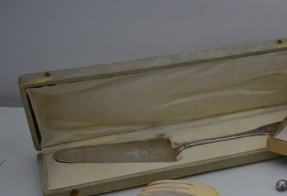 Silver pie server with swans decoration

weight...