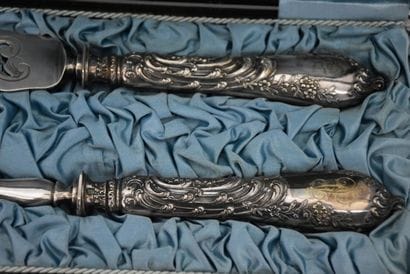 Set of cutlery : 

10 salt spoons Louis XV...